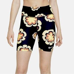 Nike Women 7” Shorts - Large